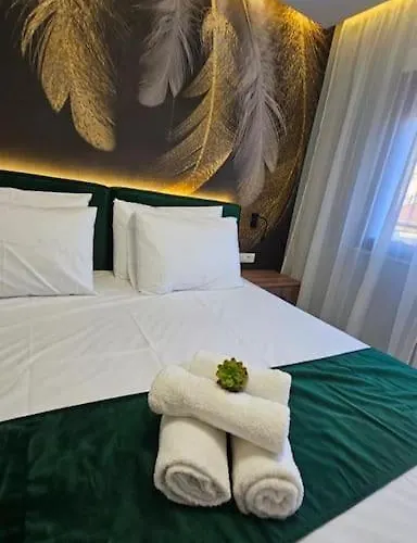 Center * ティラナ